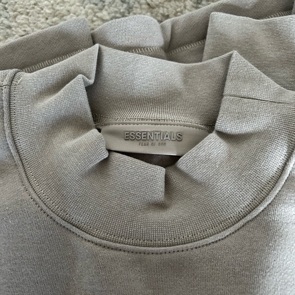 Essentials men’s crewneck size M in colour smoke. - Picture 4 of 5